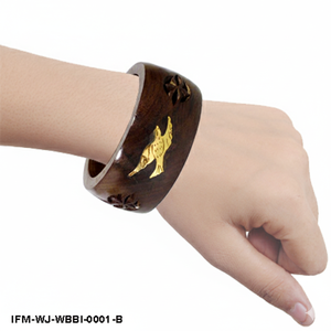 Bracelet artisanal en bois sculpté avec incrustation d'oiseau en laiton, bijou ethnique bohème en bois foncé pour femme - Product Image 3