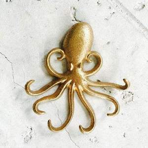 Gancho de pared vintage de aluminio dorado con bola de cerámica blanca, colgador de doble punta con patrón floral, base de hoja de lujo hecha a mano para toallas, batas y abrigos. - Product Image 4