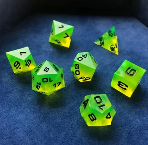 Juego de dados de resina hechos a mano, dados poliédricos multicolor, colores personalizados para juegos de mesa. - Product Image 3
