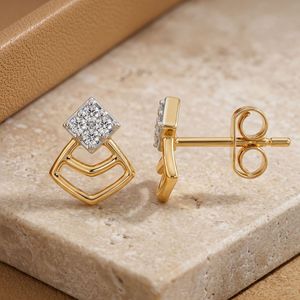 Boucles d'oreilles clous carrées en or jaune avec diamants de laboratoire en grappe Chevron - Product Image 5
