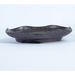 Plato Pequeño Negro de Cerámica Sólida con Diseño de Loto, Hecho a Mano, Estilo Japandi, No Tóxico, para Sushi, Aperitivos, Postres, Restaurante, Hotel, Cafetería - Product Image 4