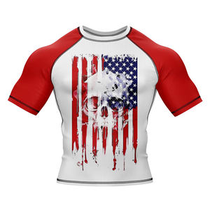เสื้อรัดกล้ามเนื้อสำหรับกีฬา MMA ผ้าสแปนเด็กซ์/โพลีเอสเตอร์ 220 กรัม ระบายอากาศได้ดี แขนสั้น แห้งเร็ว รับสกรีนโลโก้ ผลิตจากโรงงานชุดกีฬา - Product Image 1