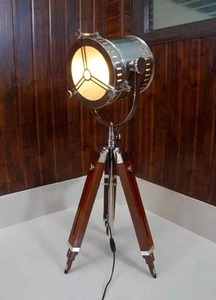 Lámpara de pie trípode industrial vintage con cabezal de reflector metálico y patas de madera, estilo clásico, iluminación decorativa para el hogar - Product Image 2