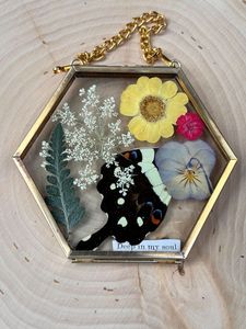 Cadre photo flottant décoratif en métal et verre, finition laiton doré, pour fleurs pressées, décoration murale minimaliste. - Product Image 4