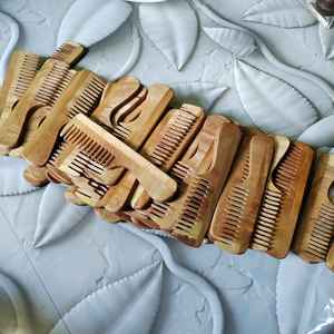 Peine de madera de Neem hecho a mano con dientes anchos para el cuidado del cabello a precio mayorista - Product Image 3