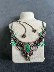 Collier en macramé artisanal en malachite avec cordon marron et pendentif feuille turquoise, bijou bohème de guérison, cadeau - Product Image 3