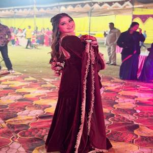 Conjunto VASTRA COTTAGE Premium de Lehenga y Dupatta de Terciopelo Viscosa Pesado con Bordado y Mangas de Encaje Elegantes para Fiestas y Bodas - Product Image 2