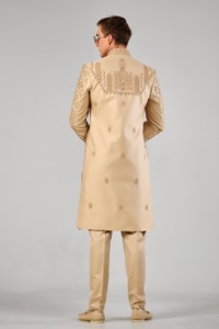 Chaqueta Sherwani de Seda Vergo Dorada con Bordado de Arquitectura Taj, Rejilla de Flores de Diamantes y Relieve 3D con Cuentas Codificadas - Product Image 2