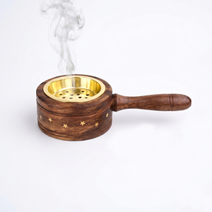 Brûleur d'encens rustique en bois avec incrustations étoilées et insert en métal doré perforé pour la décoration intérieure et l'aromathérapie - Product Image 2