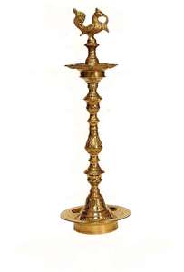 Lampe à huile Paon en laiton plaqué or, style Diya sur pied, décoration d'intérieur, thème animalier, mariage, motif floral audacieux, artisanat de moulage - Product Image 4