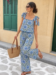 Ensemble deux pièces formel d'été en coton bleu à motif floral avec bretelles à nouer, respirant et écologique (haut et pantalon) - ODM - Product Image 1