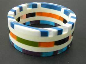 Bracelet en résine fait main de qualité supérieure avec motif rayé multicolore, forme ronde, accessoire de bijouterie d'art de collection - Product Image 1