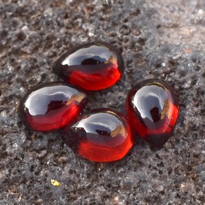Lote al por mayor de cabujones de granate rojo natural de 5x7mm, forma de pera, parte trasera plana, calibrados, piedras sueltas para fabricación de joyas. - Product Image 1