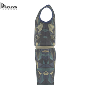Conjunto de Uniforme de Baloncesto Sublimado Personalizado - Verde Oliva y Gris Carbón, Uniforme Deportivo Técnico con Pantalones Cortos con Paneles de Camuflaje Facetado Color Bronceado - Product Image 3