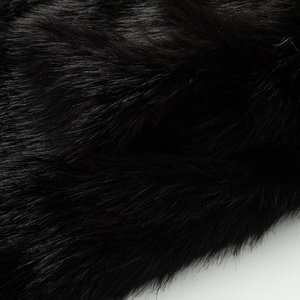 Élégant manteau poncho noir en fausse fourrure avec manches longues et texture moelleuse, vêtement d'extérieur d'hiver, longueur midi, design ouvert sur le devant - Product Image 3