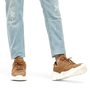 Jeans de Mezclilla Azul Claro Desgastados, Corte Moderno y Ajustado, Parches Desgastados, Diseño Personalizado de Última Moda para Hombre - Product Image 4