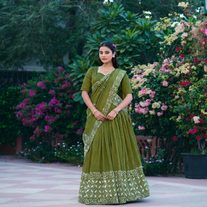 Lehenga Choli en coton vert avec dupatta à bordure imprimée blanche, tenue de mariage indienne traditionnelle pour femmes, longueur au sol, coupe classique - Product Image 1