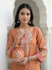 Conjunto de Kurta de Fiesta en Seda con Bordado Gota Peach Mal Chanderi, Corte en A - Product Image 4