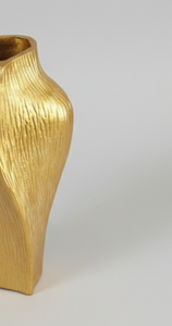 Magnifique ensemble de deux vases à fleurs dorés texturés, avec un design cannelé organique et une silhouette sculpturale pour une décoration moderne - Product Image 6