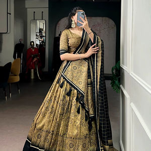 Ensemble Lehenga Kalamkari de créateur avec bordure en dentelle et dupatta à pompons - Product Image 1