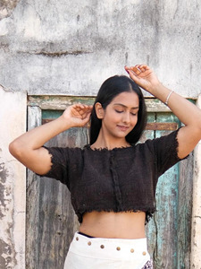 Blusa Corta Negra Hecha a Mano de Algodón con Borde Crudo, Ecológica, Orgánica, Estilo Indio Khadi, Manga Corta, Textura Rústica - Product Image 4