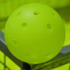 Balles de pickleball durables, 40 trous, 26g, moulées en une seule pièce, approuvées USAPA, pour entraînement et tournois en intérieur et en extérieur - Product Image 1