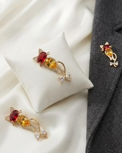 Elegante Broche de Gato Dorado de Moda con Gemas de Cristal Rojas y Amarillas, Pin de Solapa Elegante, Joyería para Mujeres y Hombres - Product Image 2