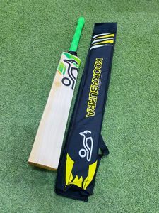 Batte de cricket KOOKABURRA ENGLISH WILLOW avec housse de protection - Product Image 1