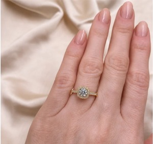 Anillo de Compromiso de Oro Amarillo de 14K con Diamante Cultivado en Laboratorio de 1.15CT, Corte Redondo, Halo y Pavé, para Mujer - Product Image 6