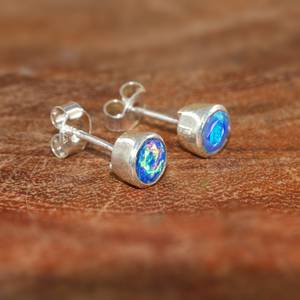 Boucles d'oreilles clous en opale bleue naturelle et argent sterling plaqué or pour femme, pierre de naissance d'octobre, certifiées IGI, bijoux de fête - Product Image 2