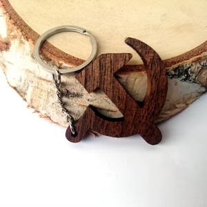 Llavero de Madera con Forma de Hoz y Martillo - Llavero Ecológico Ligero con Diseño Minimalista de Madera de Nogal y Materiales Ecológicos - Product Image 1