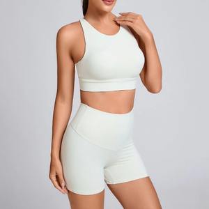 Conjunto Deportivo de 2 Piezas para Mujer: Sujetador Deportivo Transpirable sin Espalda y Pantalones Cortos de Gimnasio de Secado Rápido, Ropa Deportiva para Yoga y Fitness con Cuello Halter - Product Image 2