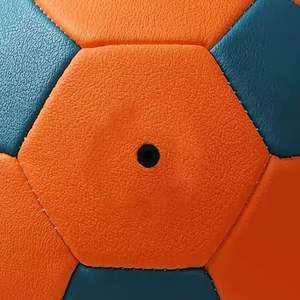 Ballon de handball TORO SKINS, matériau de haute qualité, forme équilibrée, couche extérieure durable et imperméable pour les séances d'entraînement en intérieur/extérieur - Product Image 6