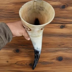 Corne à boire en corne de buffle naturelle, sculptée à la main, thème Viking, écologique, authentique REHMAN CRAFT au meilleur prix - Product Image 3