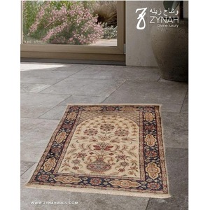Alfombra de oración cuadrada de seda suave Faithful Horizon, de lujo, islámica, para Namaz, ideal para regalo de Ramadán, Eid y para el hogar, disponible para la venta. - Product Image 2
