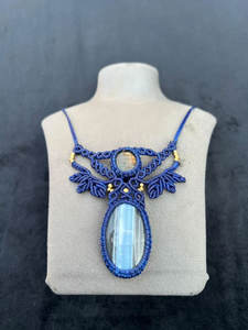 Collar con Colgante de Macramé de Cristal Azul, Mangalmay Corporation, Joyería Budista Clásica Hecha a Mano, Venta al por Mayor en India - Product Image 4