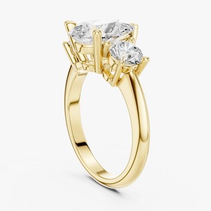 Anillo de Compromiso de Tres Piedras con Diamante Cultivado en Laboratorio de Corte Pera de 2.50 Ct, Oro Amarillo de 9K, Piedras Laterales Redondas, Joyería al por Mayor - Product Image 5