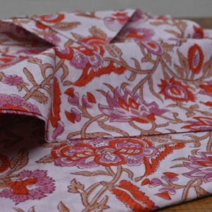 Tela de Algodón Blanco de Calidad de Exportación con Estampado Floral Naranja y Rosa Hecho a Mano para Compradores de Prendas de Vestir y Textiles para el Hogar - Product Image 6