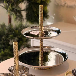 Support à gâteau en métal à 2 niveaux, finition argentée polie, avec pilier doré texturé, idéal pour la restauration de luxe du Ramadan - Product Image 2