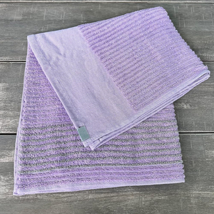 Conçue pour les modes de vie actifs, cette serviette de sport combine une texture douce, une taille pratique et des options de transport pratiques pour l'entraînement. - Product Image 6