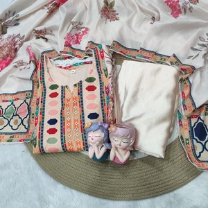 Traje Pakistaní para Mujer Color Marfil con Estampado Digital, Lentejuelas Bordadas y Detalles de Encaje para Fiestas, Estilo Moderno, Todas las Temporadas - Product Image 5