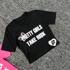 เสื้อยืดครอปท็อปแขนสั้นคอวีผ้าคอตตอนเจอร์ซีย์ลำลองทรงปกติพิมพ์ลายโลโก้ด้านหน้าสำหรับสาวสวย - Product Image 2