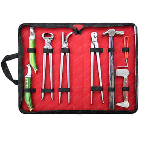 ชุดเครื่องมือช่างเกือกม้ารุ่นใหม่ กล่องสีดำ ชุดตัดแต่งเล็บเท้าสแตนเลส พร้อมใบมีดตรง คีมถอนเล็บ 13 นิ้ว สำหรับเล็บเท้าแบบคลินเชอร์ - Product Image 1