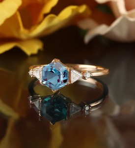 Bague de fiançailles en alexandrite taille hexagonale, argent sterling 925, pierre précieuse à changement de couleur, bijoux vintage de luxe pour mariage et soirée - Product Image 4