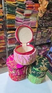 Coffret à bijoux rond artisanal, fabriqué en velours riche, magnifiquement orné d'une broderie dorée complexe. - Product Image 2