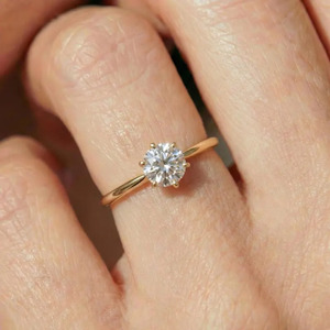 Anillo de Compromiso Clásico de Oro de 18K y Plata de Ley 925 con Diamante Cultivado en Laboratorio de Corte Redondo de 6 Puntas - Product Image 4