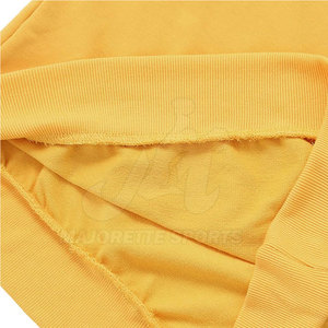 Collection streetwear premium, sweat-shirt femme doux, confortable et élégant pour un look urbain et un style de mode quotidien. - Product Image 6