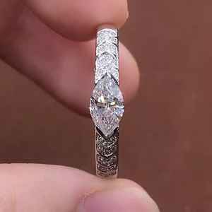 Bague éternelle large en diamant de laboratoire taille marquise pour femme, en platine, cadeau de fiançailles moderne pour petite amie - Product Image 1