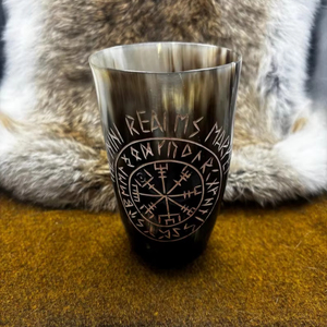 Jarra de Cuerno Vikinga para Beber Cerveza, Jarra de Cuerno Genuina para Beber Whisky y Vodka, Jarra Artesanal con Tallado de León a Precio de Mayoreo - Product Image 1