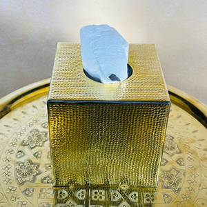 Cubierta para Caja de Pañuelos Cuadrada de Metal con Acabado Dorado Martillado, Elegante Soporte de Mesa Ideal para Restaurantes, Mesas de Hotel y Eventos - Product Image 1